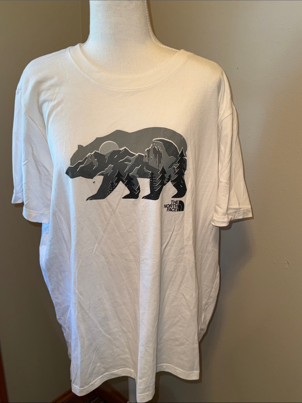 NEW Women’ North Face White Short Sleeve Graphic T-Shirt- XL